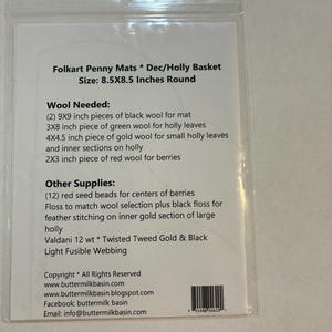 Peut inclure: Un sac en plastique transparent contenant un papier imprimé avec des instructions pour un Folkart Penny Mats Dec/Holly Basket. Le papier liste la laine et autres fournitures nécessaires, y compris des morceaux de laine noire, verte, dorée et rouge. La taille est de 21,6 x 21,6 cm.