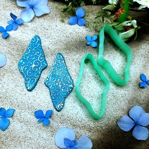 Örhängesutstickare i vågig sten, polymerlera, par #3 - 6 cm bild 4