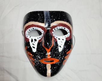 Pieza de arte de máscara personalizada pintada a mano