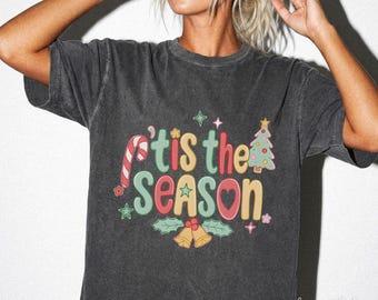Maglietta con frase natalizia, Magliette casual abbinate per Natale "Tis the Season", Maglietta con canti natalizi, Abbigliamento festivo carino, Maglietta per la festa di addobbo dell'albero