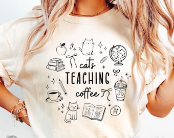 Camiseta com estampa de gatos ensinando a fazer café - Preços a partir de janeiro de 2026