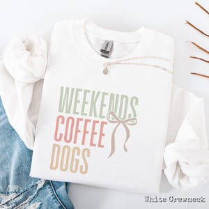 Bluza z nadrukiem Dog Mom, Koszulka dla miłośników psów, Sweter dla mamy psa, Prezent dla osoby wyprowadzającej psa, Odzież dla miłośników psów, Bluza z okrągłym dekoltem Coffee and Dogs, Koszulka z napisem Dog Saying Bow