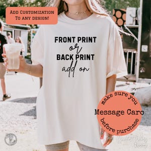 Könnte beinhalten: Ein weißes T-Shirt mit schwarzem Text, der "FRONT PRINT or BACK PRINT add on" lautet. Der Text ist mittig auf dem Shirt platziert. Es gibt einen pfirsichfarbenen Kreis mit schwarzem Text, der "make sure you Message Caro before purchase" lautet.
