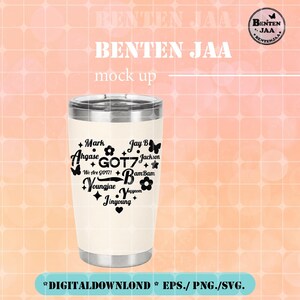 Puede incluir: Un vaso de acero inoxidable blanco con borde y base plateados. El vaso presenta texto y gráficos en negro, incluidas las palabras "BENTEN JAA" y "GOT7", además de nombres y elementos decorativos. La parte inferior de la imagen incluye el texto "DIGITALDOWNLOND * EPS./ PNG./SVG."