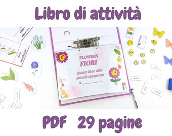 Könnte beinhalten: Ein rosa Ordner mit dem Titel "Flowers Fiori" und dem Text "Questo libro delle attività appartiene a" auf dem Cover. Der Ordner ist auf der ersten Seite geöffnet und zeigt eine Illustration einer rosa Blume. Der Ordner ist von bunten Blumenaufklebern und anderen Lernmaterialien umgeben.