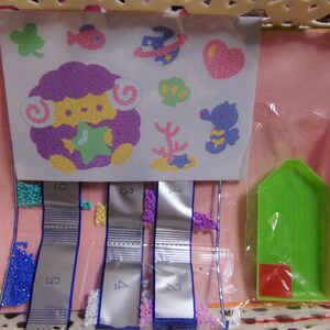 Kit fai da te per creare adesivi con perline: crea decalcomanie scintillanti con personaggi divertenti per bambini. immagine 2