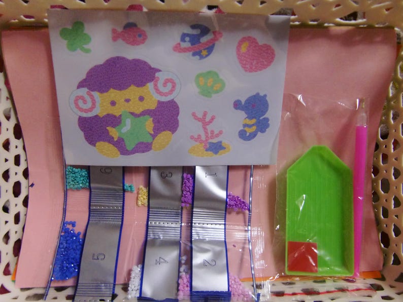 Kit fai da te per creare adesivi con perline: crea decalcomanie scintillanti con personaggi divertenti per bambini. immagine 2