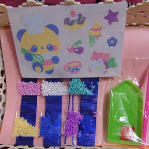 Kit fai da te per creare adesivi con perline: crea decalcomanie scintillanti con personaggi divertenti per bambini. immagine 4