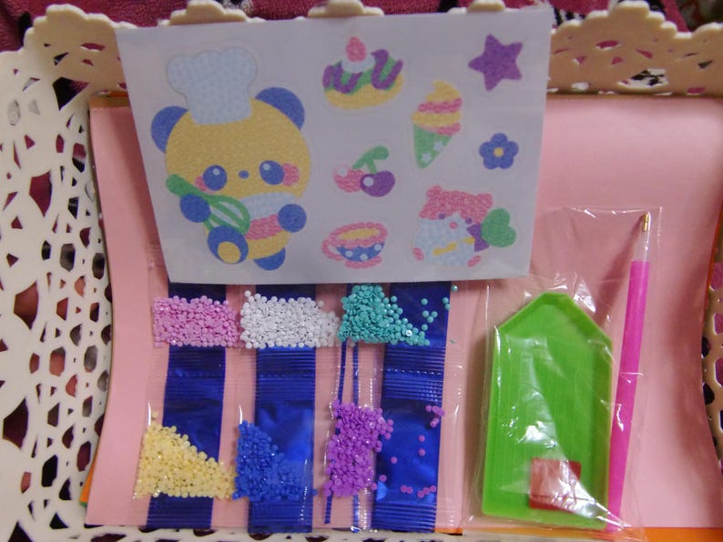 Kit fai da te per creare adesivi con perline: crea decalcomanie scintillanti con personaggi divertenti per bambini. immagine 4