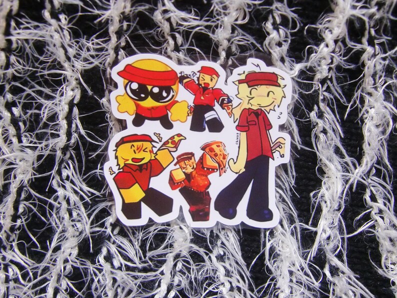 Puede incluir: Una hoja de pegatinas con personajes de dibujos animados de reparto de pizzas en varias poses. Los personajes visten uniformes rojos y amarillos con viseras, sosteniendo porciones y cajas de pizza. El fondo es una superficie texturizada en blanco y negro.