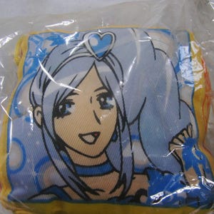 Puede incluir: Un juego de tres tazas de cerámica con un esmalte moteado de color crema. Cada taza presenta un diseño pintado a mano diferente: una hoja azul y verde, una flor amarilla y una baya roja. Las tazas tienen una forma simple y redondeada.