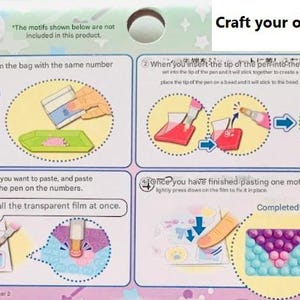 Pu&ograve; includere: Un kit artigianale con istruzioni per creare adesivi. La confezione presenta illustrazioni passo passo con testo, tra cui "Craft your own Stickers". Il design finale dell'adesivo mostra perline viola e blu. &Egrave; incluso anche un codice QR.