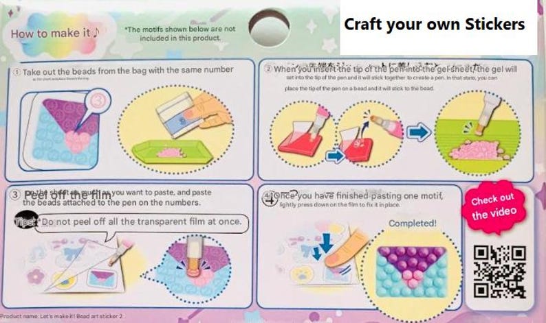Pu&ograve; includere: Un kit artigianale con istruzioni per creare adesivi. La confezione presenta illustrazioni passo passo con testo, tra cui "Craft your own Stickers". Il design finale dell'adesivo mostra perline viola e blu. &Egrave; incluso anche un codice QR.