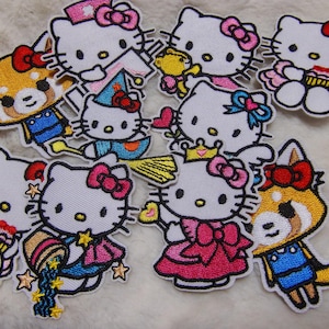 Könnte beinhalten: Eine Sammlung von aufgestickten Aufnähern mit der ikonischen Hello Kitty-Figur in verschiedenen Outfits und Posen. Die Aufnäher zeigen Hello Kitty als Krankenschwester, Prinzessin und mit einem Cupcake. Ebenfalls enthalten sind Aufnäher eines Rotpanda-Charakters.