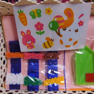 Pu&ograve; includere: Una tazza di ceramica bianca con manico nero e la scritta "But First, Coffee" in grassetto nero. La tazza &egrave; posta su uno sfondo sfocato, che suggerisce un'ambientazione accogliente.