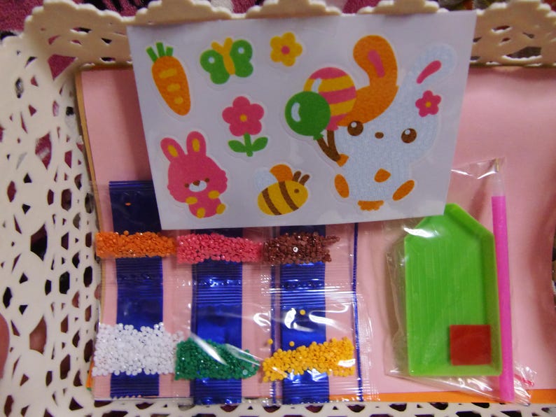 Pu&ograve; includere: Una tazza di ceramica bianca con manico nero e la scritta "But First, Coffee" in grassetto nero. La tazza &egrave; posta su uno sfondo sfocato, che suggerisce un'ambientazione accogliente.