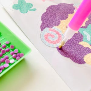 Pu&ograve; includere: Una tazza di ceramica bianca con manico nero e la scritta "But First, Coffee" in nero, in grassetto. La tazza &egrave; su una superficie bianca.