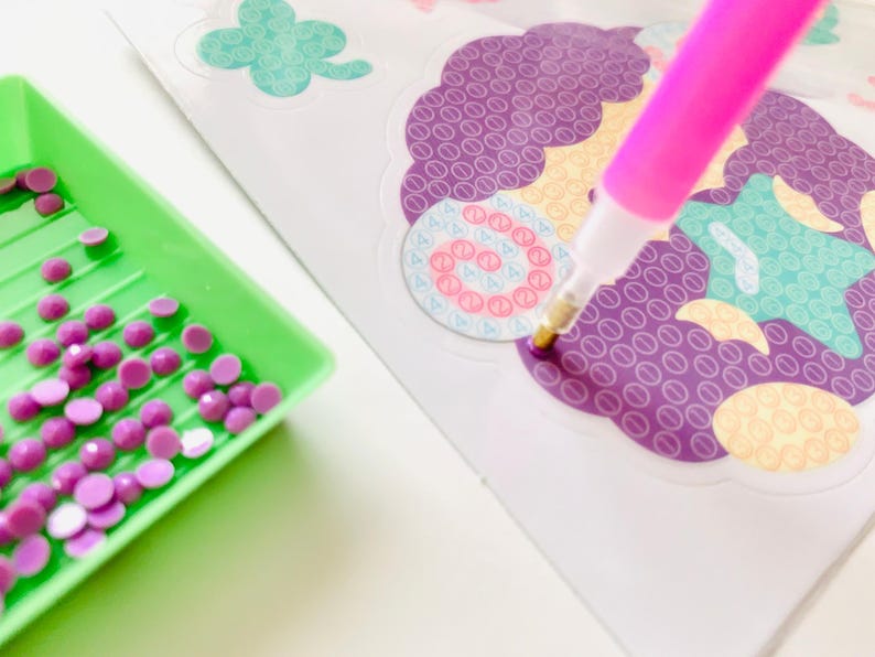 Pu&ograve; includere: Una tazza di ceramica bianca con manico nero e la scritta "But First, Coffee" in nero, in grassetto. La tazza &egrave; su una superficie bianca.