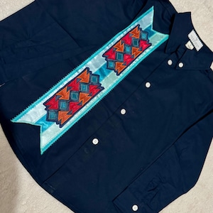Camiseta Infantil Personalizada com Fita | Camiseta Indígena Artesanal com Fita | Feita Sob Encomenda | Cores Personalizadas e Apliques Opcionais