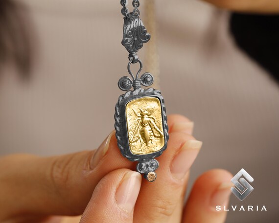 Collar con sello de abeja de miel con circonita oxidada negra y