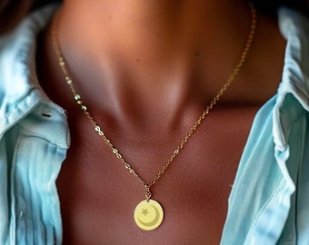 Collier avec médaille ronde en acier de couleur or gravée avec un motif de votre choix.