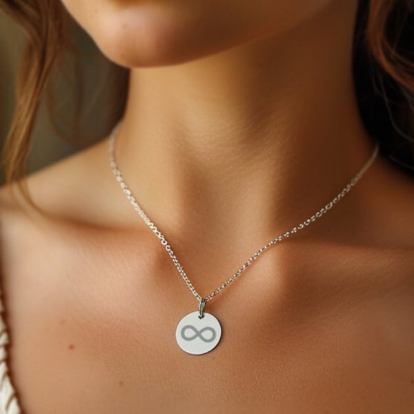 Collier avec médaille ronde en acier de couleur argent gravée avec un motif de votre choix.