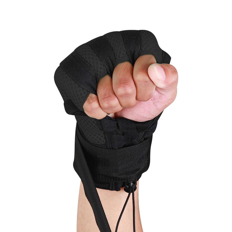 K&ouml;nnte beinhalten: Schwarze fingerlose Trainingshandschuhe mit einem Handgelenkband und einem Kordelzug. Die Handschuhe haben eine strukturierte Oberfl&auml;che f&uuml;r einen besseren Grip.