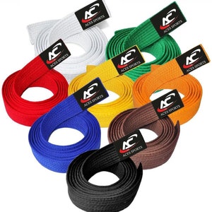 Könnte beinhalten: Ein Satz von acht Kampfsportgürteln in verschiedenen Farben, darunter Weiß, Rot, Blau, Gelb, Orange, Grün, Braun und Schwarz. Jeder Gürtel trägt den Schriftzug "ACES SPORTS".