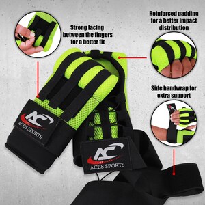 Op de afbeelding: Groene en zwarte bokshandschoenen met padding en een zijdelingse handwikkel voor extra ondersteuning. De handschoenen hebben een zwarte band met de tekst "ACES SPORTS" erop.