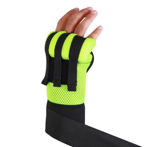 Op de afbeelding: Een groene en zwarte polsbandage met verstelbare banden. De bandage is gemaakt van ademend mesh-materiaal en heeft een gevoerd gedeelte voor extra comfort.