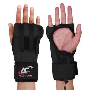 K&ouml;nnte beinhalten: Ein Paar schwarze gepolsterte Boxhandschuhe mit Klettverschluss und dem Logo "ACES SPORTS" auf dem Handgelenkband.