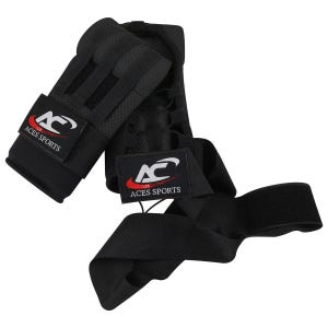 K&ouml;nnte beinhalten: Schwarze Boxhandschuhe mit verstellbaren Klettverschl&uuml;ssen und einem roten und wei&szlig;en Logo mit der Aufschrift "Aces Sports".