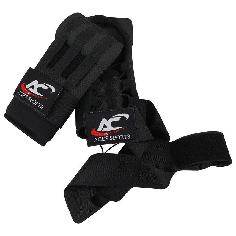 K&ouml;nnte beinhalten: Schwarze Boxhandschuhe mit verstellbaren Klettverschl&uuml;ssen und einem roten und wei&szlig;en Logo mit der Aufschrift "Aces Sports".