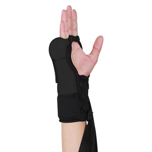 K&ouml;nnte beinhalten: Schwarze Handgelenkst&uuml;tze mit verstellbaren Riemen und einer gepolsterten Handfl&auml;che. Die St&uuml;tze besteht aus atmungsaktivem, flexiblem Material.