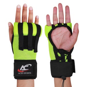 Op de afbeelding: Een paar neon groene gewichtshefgangen met zwart gaas en klittenband polsbandjes. De handschoenen hebben padding op de palm en vingers. Het polsbandje heeft het logo "ACES SPORTS" erop gedrukt.