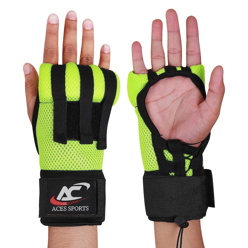 Op de afbeelding: Een paar neon groene gewichtshefgangen met zwart gaas en klittenband polsbandjes. De handschoenen hebben padding op de palm en vingers. Het polsbandje heeft het logo "ACES SPORTS" erop gedrukt.