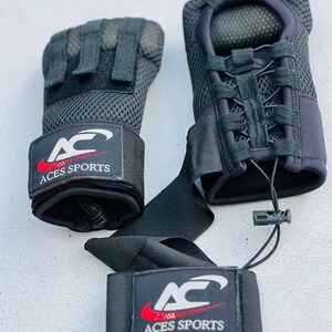 K&ouml;nnte beinhalten: Ein Paar schwarze Handgelenksbandagen mit einem schwarzen Netzdesign und einem roten und wei&szlig;en Logo mit der Aufschrift "Aces Sports".