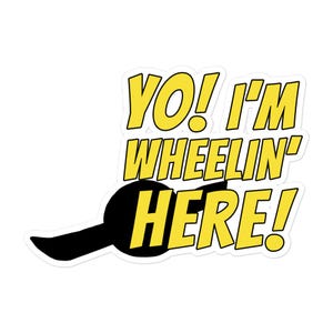 Puede incluir: Una pegatina blanca con el texto "YO! I'M WHEELIN' HERE!" en amarillo, con contorno negro. Un gráfico negro de un volante está debajo. La pegatina tiene un borde blanco.