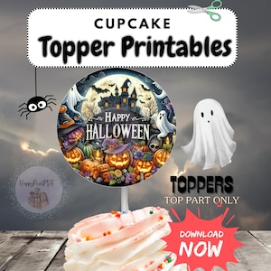 Può includere: Un cupcake con glassa bianca e zuccherini colorati, sormontato da un decoro a tema Halloween. Il topper presenta una scena spettrale con zucche, una casa infestata e "Happy Halloween". Il testo sull'immagine dice "Cupcake Topper Printables".