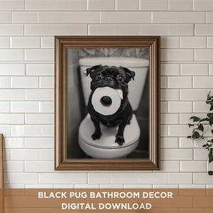 Impresión artística de un pug negro y un rollo de papel higiénico. Lindo pug para el baño. Decoración para amantes de los perros. Póster divertido de perro. Arte imprimible para la pared del baño con un pug blanco y negro.