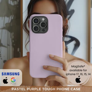 Puede incluir: Funda resistente para teléfono de color púrpura pastel. La funda está sujeta frente a una persona. La funda es para iPhone 17, 16, 15 y 14. También disponible para teléfonos Samsung y Pixel.