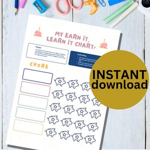 Könnte beinhalten: Ein druckbares Aufgabenblatt mit dem Titel "My Earn It, Learn It Chart!" mit Platz für Aufgaben und Sternaufkleber. Ein goldener Kreis mit "INSTANT download" befindet sich auf der rechten Seite. Das Blatt liegt auf einer weißen Holzoberfläche mit Schulmaterial.