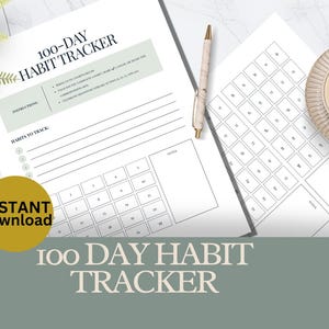 Pode incluir: Um rastreador de hábitos de 100 dias imprimível com um layout de grade para rastreamento diário. A imagem inclui uma caneta, uma xícara de café e uma samambaia. As palavras "Download instantâneo" estão em um círculo amarelo.