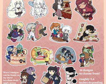 Op de afbeelding: Een verzameling van 30 stickerontwerpen met verschillende cartoonfiguren en voedsel. De stickers zijn ongeveer 7.6-10.2 cm, afhankelijk van het ontwerp. De tekst op de afbeelding luidt: "Wave 2 designs can be found on my store! keychain deals apply across both listing."