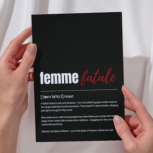 Femme Fatale Definition Poster, mutiger typografischer Druck für ausgefallene feminine Wandkunst, verführerisches Noir-Dekor, dunkles Glamour-Schlafzimmer oder Büroakzent