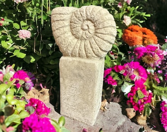 Ammonit auf Säule: Massiver Steinguss, 4kg, 27x14x9 cm, Frostsicher, Hergestellt in Deutschland für Haus und Garten, Steinfigur, Sandfarbend