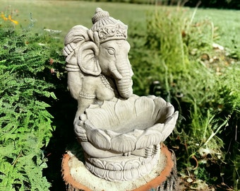 Ganesha mit Großer Lotusblüte - Pflanzbarer Steinguss für spirituelle Gärten