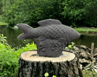 Fisch Skulptur als massive Steinfigur Gewicht 7 kg Maße: 23 cm Höhe 40 cm Breite 12 cm Tiefe, Frostsicher für Heim und Garten