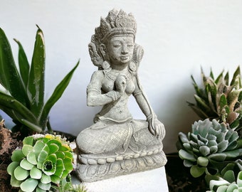 Sitzende Steinfigur Dewi Sri - Frost- & Witterungsbeständiger Steinguss – H/B/T 45/25/17cm Steinfigur für Haus und Garten, OriginalPaul