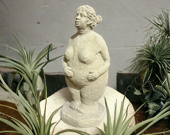 Steinfigur Dicke Dame Hilde mit Zöpfen (H/B/T: 33/14/14 cm, 5,5 kg) Steinguss für Haus und Garten, OriginalPaul Frostsicher